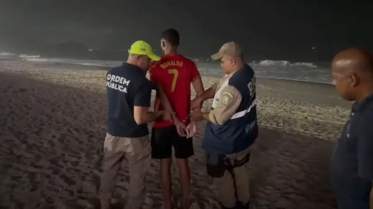 O homem foi levado à 12ª DP (Copacabana)