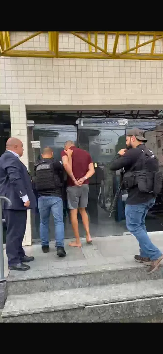 Ao receber voz de prisão, João Victor tentou escapar dos policiais e correu, os agentes precisaram ir atrás dele