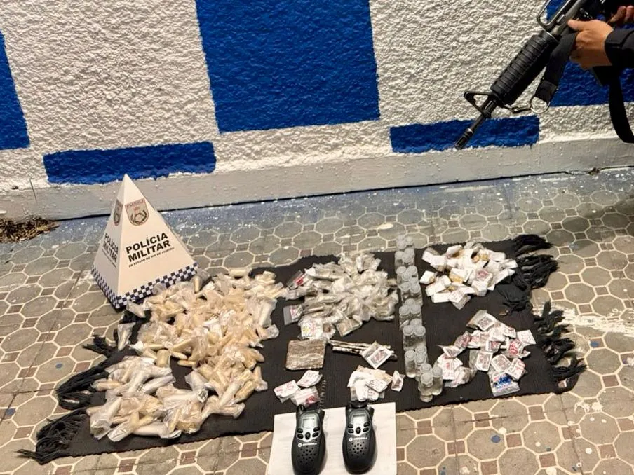 Durante a tentativa de fuga, o acusado teria dispensado uma sacola contendo entorpecentes e dois rádios transmissores