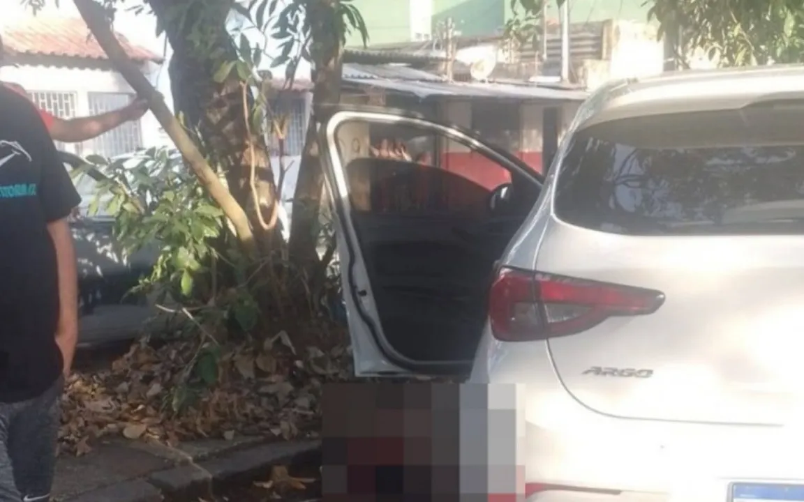 O homem estava dentro de um carro no momento do ataque