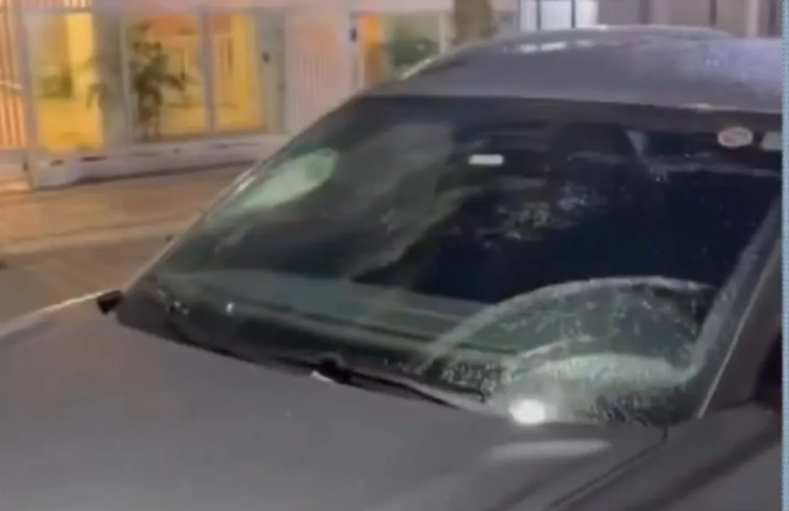 Os para-brisas ficaram completamente estilhaçados