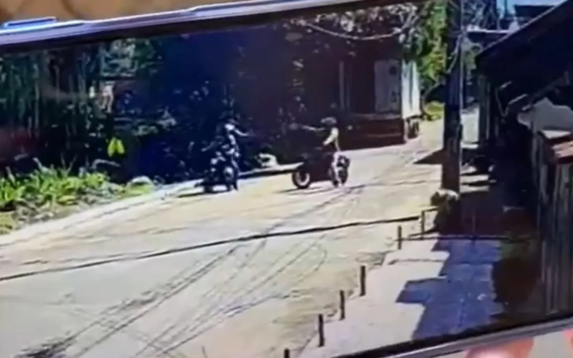 Rodrigo estava na garupa de uma moto de aplicativo, na Avenida Constância, no bairro Taquara
