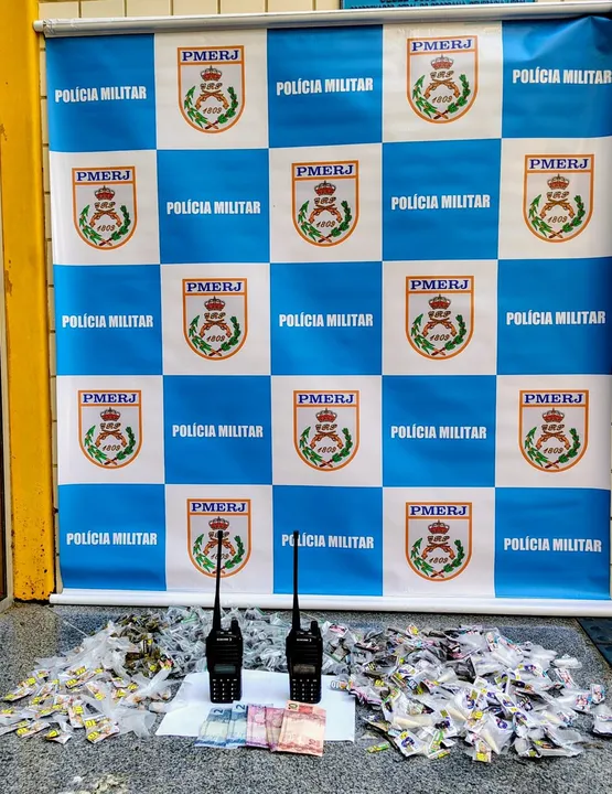 Com o homem foram encontrados dois rádios transmissores, dinheiro e drogas