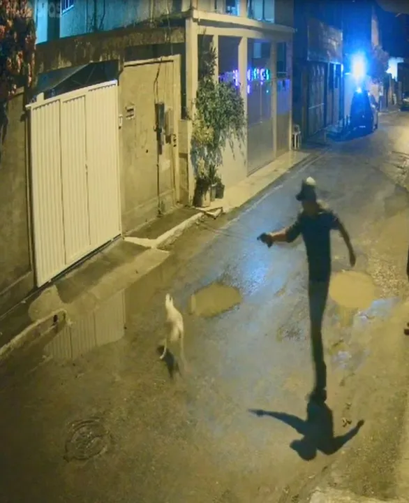 Homem mata cachorro a tiros em Magé