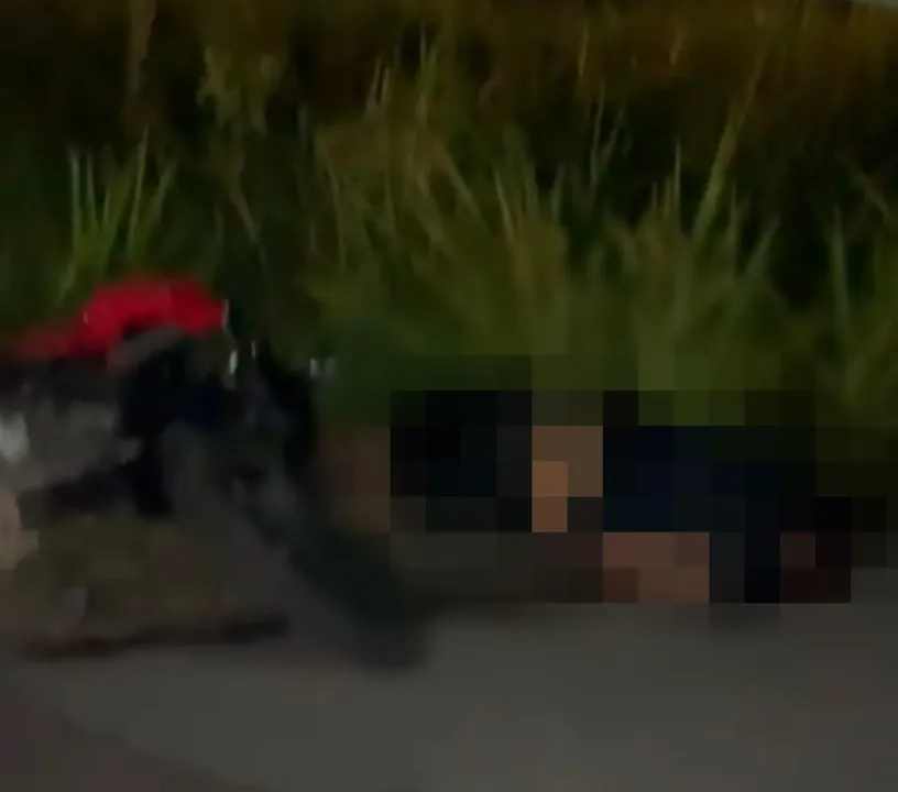 Nas redes sociais circulam imagens com o homem sem vida no local