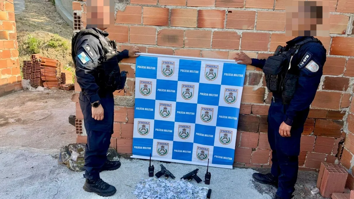 Arma de fogo e drogas apreendidas na ação