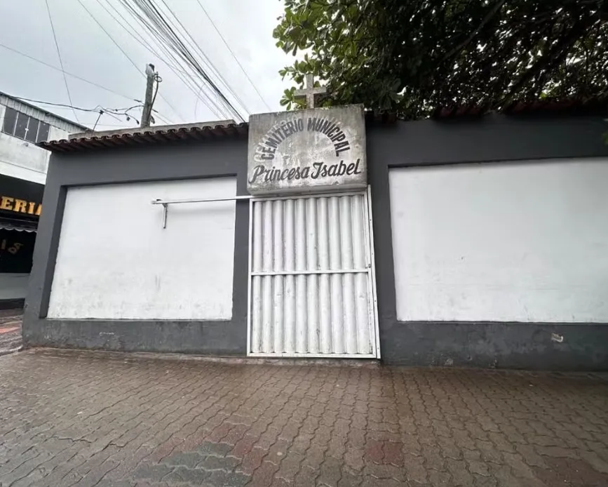Homem caiu ao pular muro de cemitério