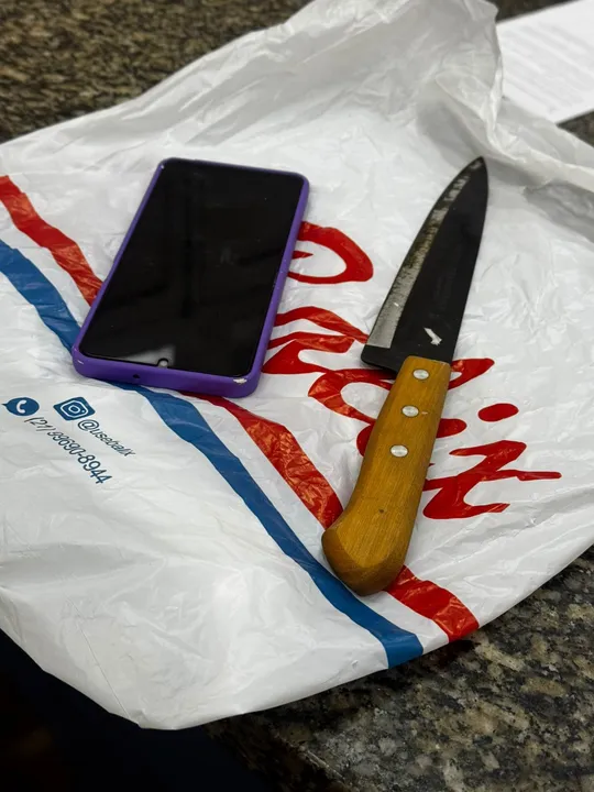 Junto com o homem, foram apreendidas a faca usada na ação e um aparelho celular