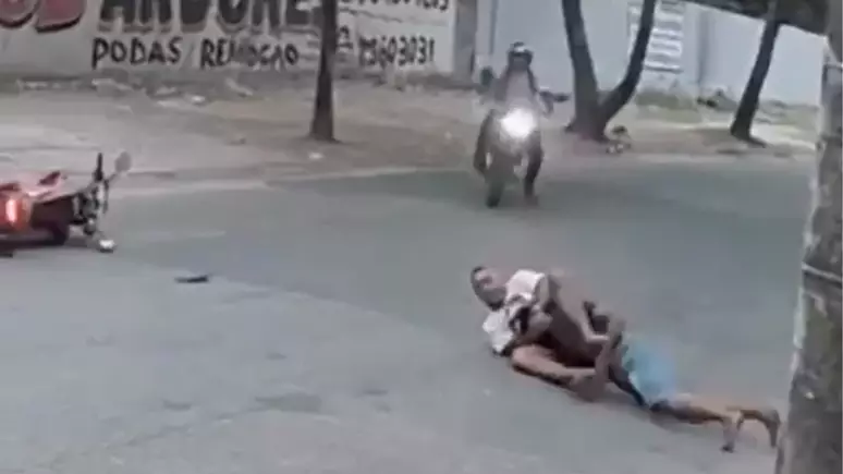 Quando o criminoso subiu na moto para roubá-la, o homem reagiu e o atacou com golpes