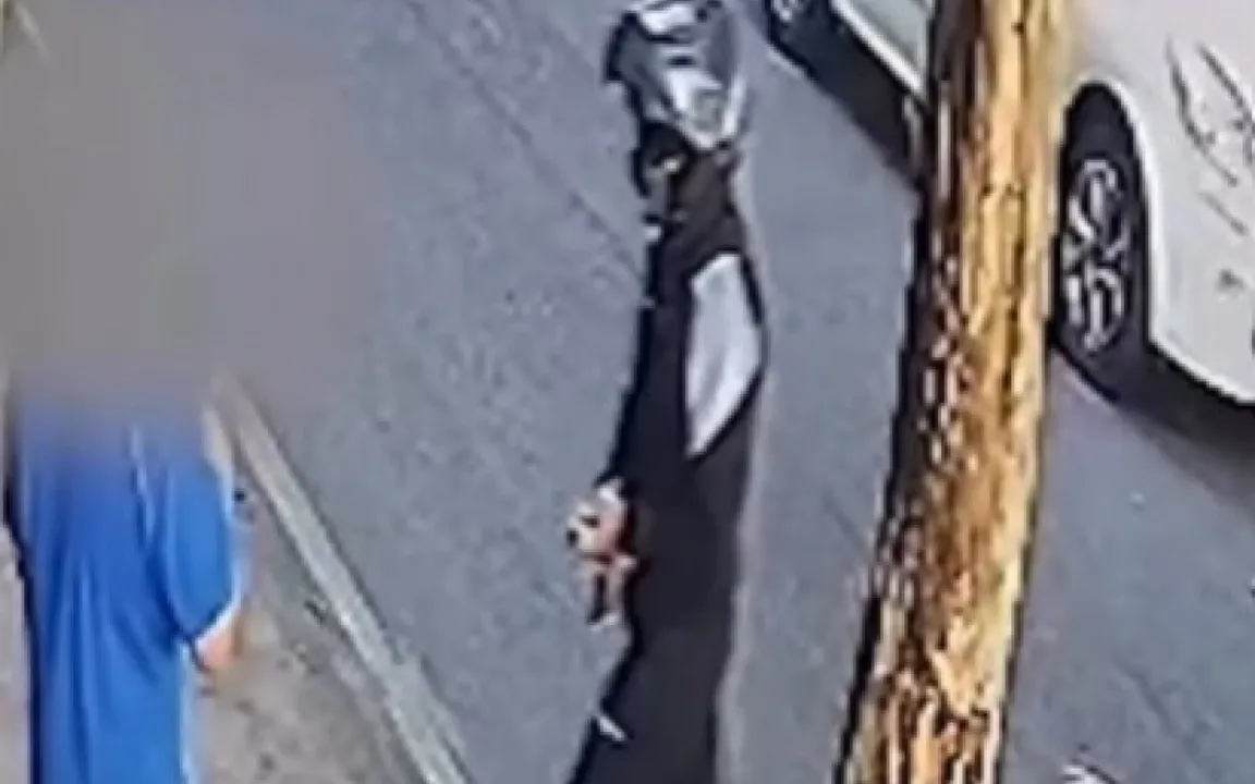 Imagens de câmera de segurança flagraram a vítima juntando folhas na calçada com a vassoura