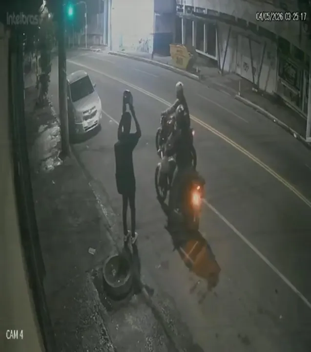 A vítima foi abordada por dois homens em uma motocicleta e o garupa assumiu o controle da moto do trabalhador e fugiu com o cúmplice
