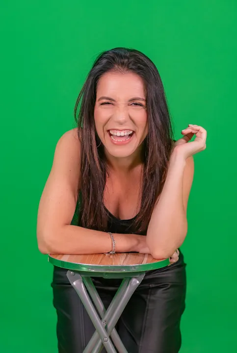 Natural de Niterói, região metropolitana do Rio, a artista vem se destacando na cena do stand-up comedy