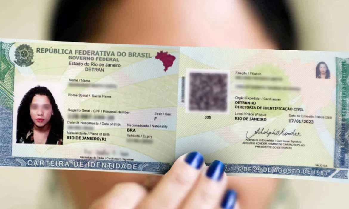 A dificuldade para conseguir a emissão gratuita da identidade tem levado usuários a pagarem taxas para obter o documento