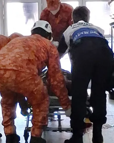 A vítima ainda tentou fugir, mas caiu dentro da estação após perder as forças