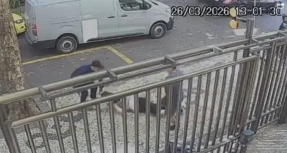 A ação criminosa foi registrada por câmeras de segurança de um condomínio em frente ao local do crime