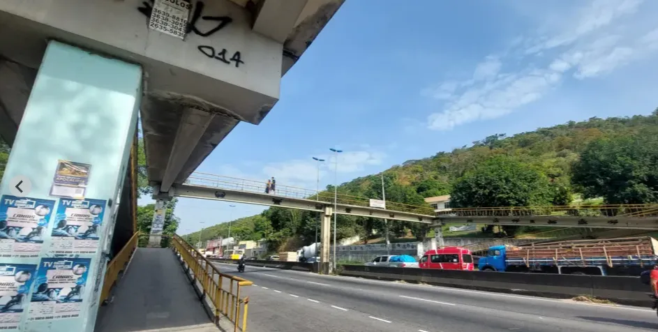 O acidente ocorreu em um ponto da rodovia onde existe uma passarela para travessia de pedestres