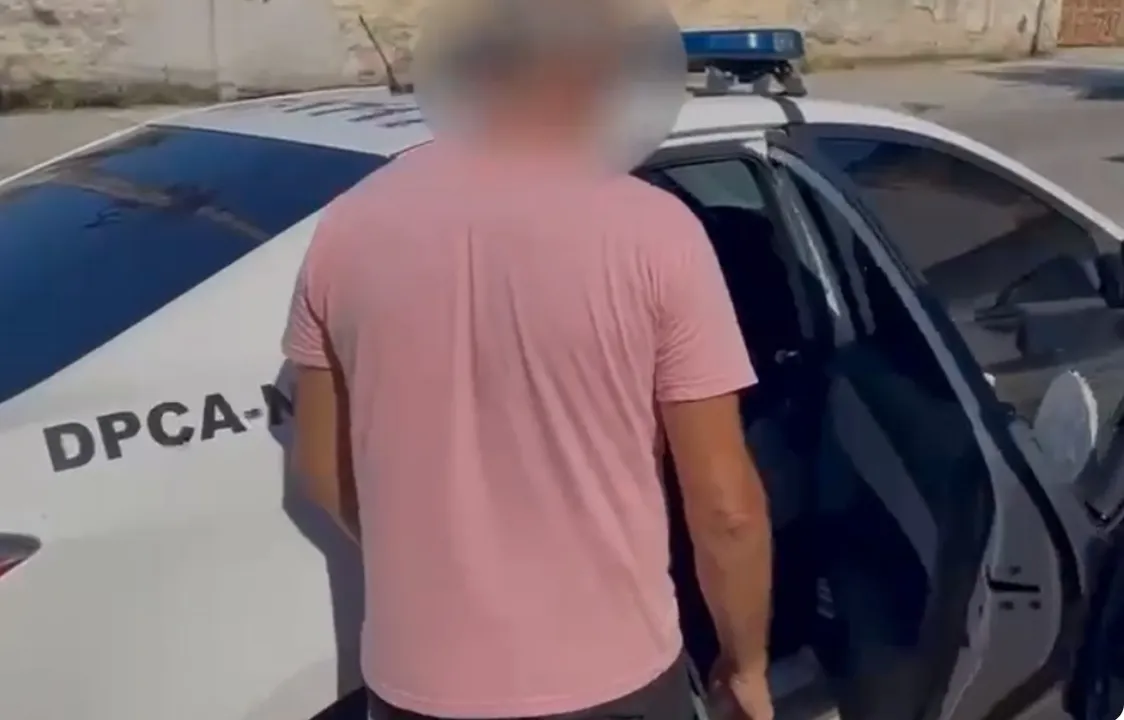 Segundo a Polícia Civil, o suspeito é investigado por estupro de vulnerável contra a enteada e a sobrinha dela, que tinham 12 e 10 anos na época dos fatos
