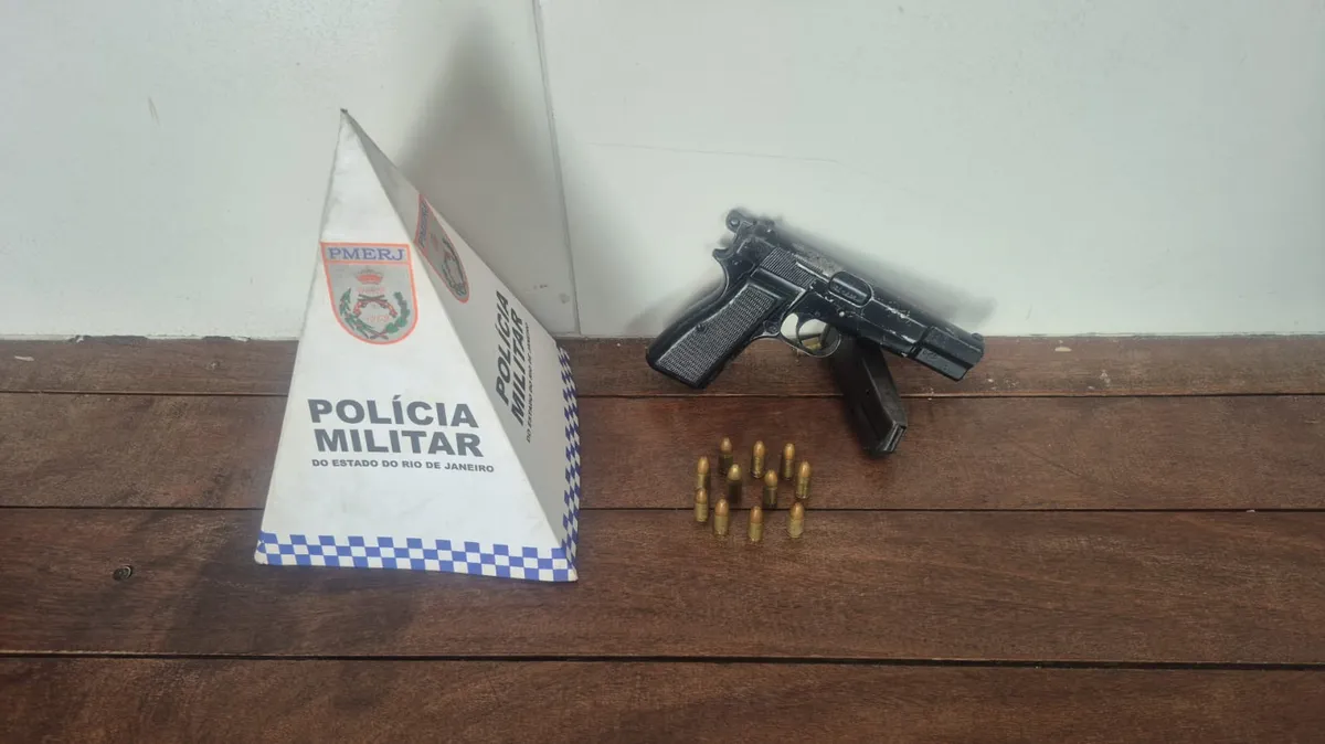 A pistola e 12 munições foram apreendidas