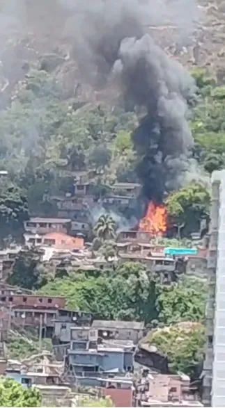 O fogo foi rapidamente combatido pelas equipes do quartel, que atuaram para conter o avanço das chamas e evitar maiores danos