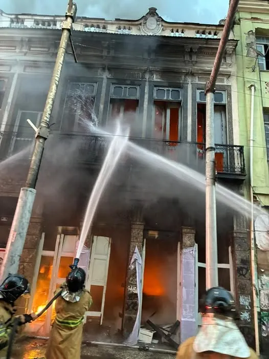 O Corpo de Bombeiros foi acionado por volta das 5h20 para combater as chamas