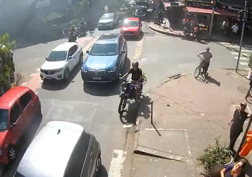 O Centro de Operações Rio (COR) informou que equipes da CET- Rio e Guarda Municipal atuam na área para orientar os motoristas