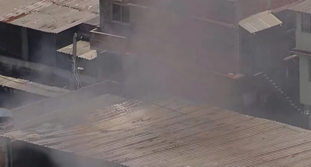 Incêncio atinge galpão na comunidade Nova Holanda, no Complexo da Maré