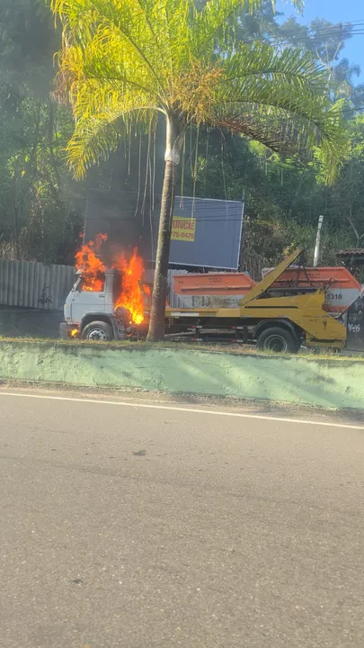Caminhão pegou fogo na Estrada Caetano Monteiro, sentido Niterói