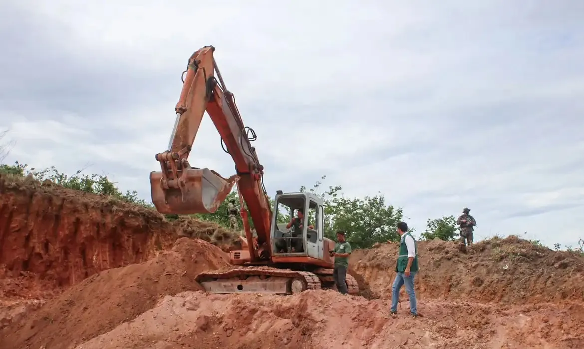 A área foi interditada, e uma retroescavadeira foi apreendida e encaminhada para um depósito
