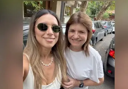 A influenciadora foi recebida em Buenos Aires pela senadora Patricia Bullrich, ex-ministra da Segurança Nacional