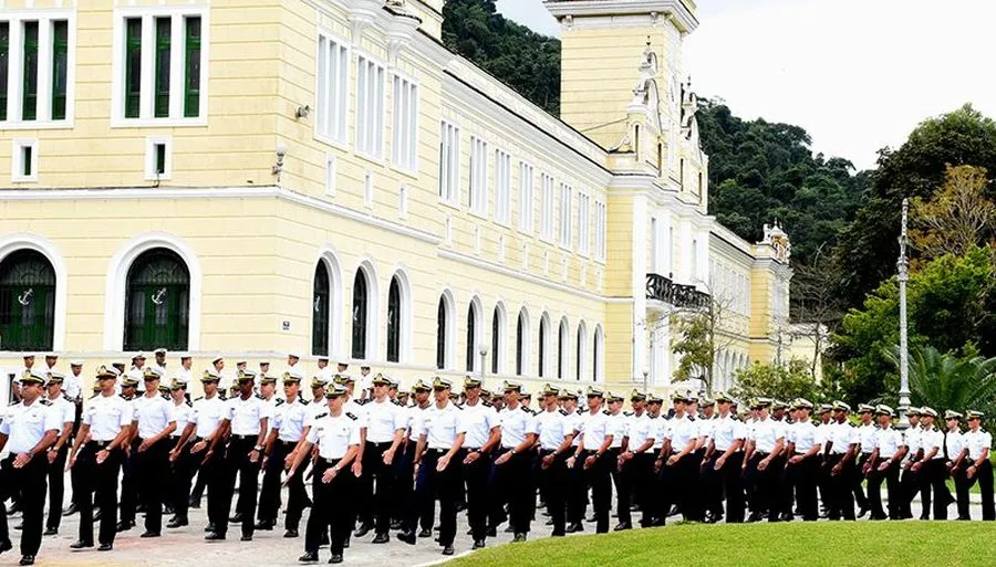 Durante o curso, realizado em regime de internato na cidade de Angra dos Reis (RJ), os alunos recebem formação de nível médio aliada ao preparo militar-naval