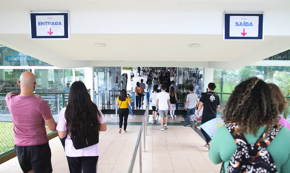 Prioritariamente, o programa beneficia estudantes que não tenham concluído o ensino superior