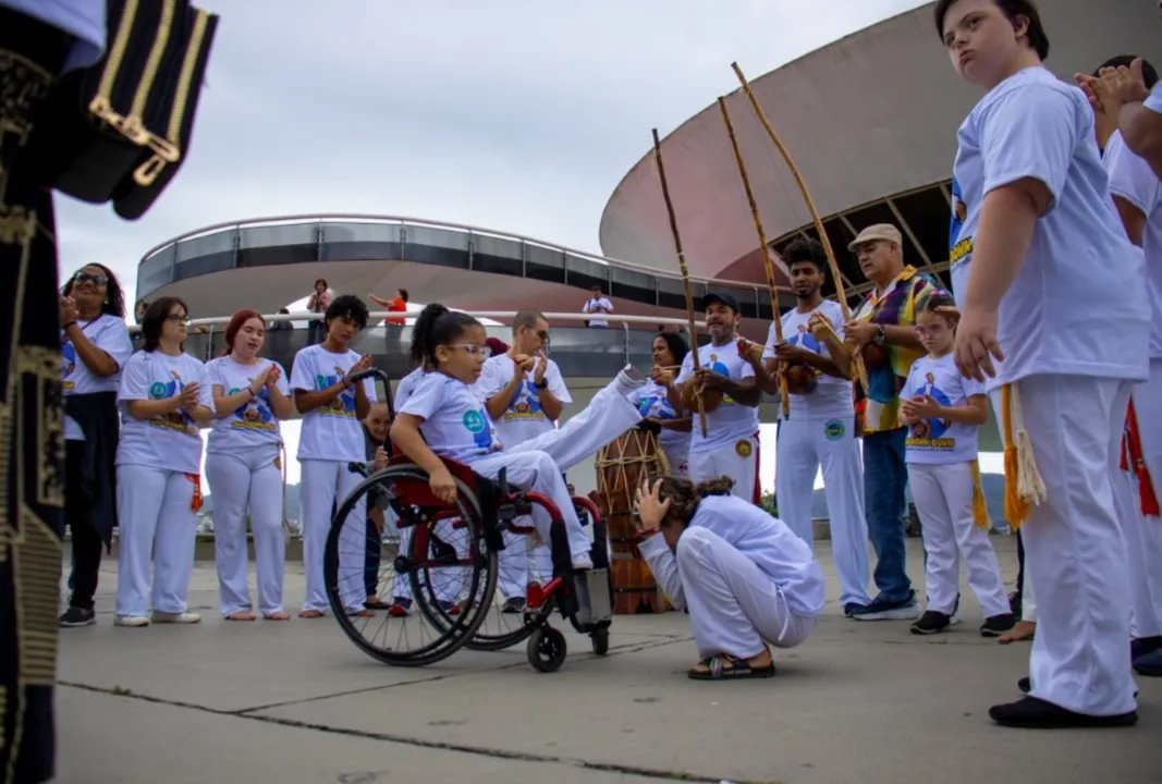 O Instituto Gingas é uma organização da sociedade civil que promove ações em prol da capoeira, cultura e educação