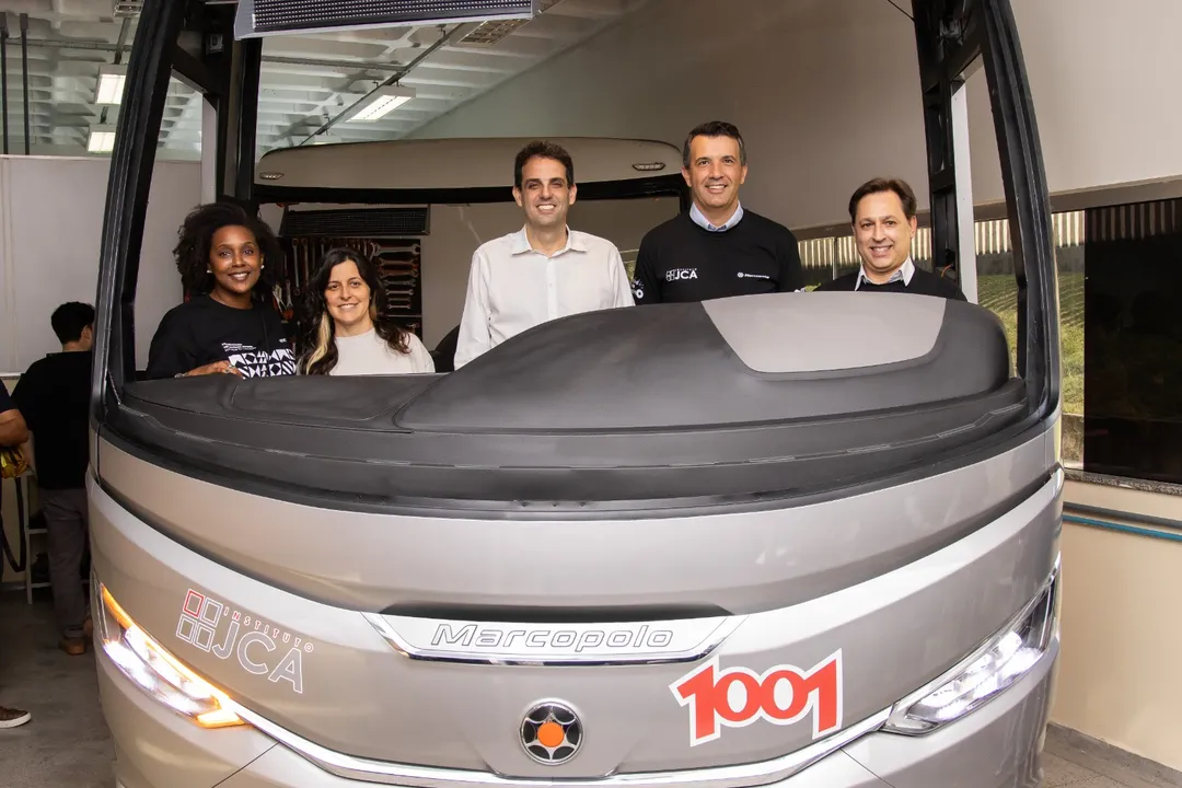 Maysa Gil,  diretora-executiva do Instituto JCA, Tatiana Antunes de Andrade, presidente do Conselho Curador da  Instituto JCA, Gustavo Nader Damião Rodrigues, diretor presidente do Grupo JCA e presidente do Conselho Diretor do Instituto JCA, Ricardo Portolan, diretor de Operações Comerciais Mercado Interno e Marketing da Marcopolo, e Marcio de Souza Tatsch - Gerente de Gestão de Rede e Peças de Reposição da Marcopolo