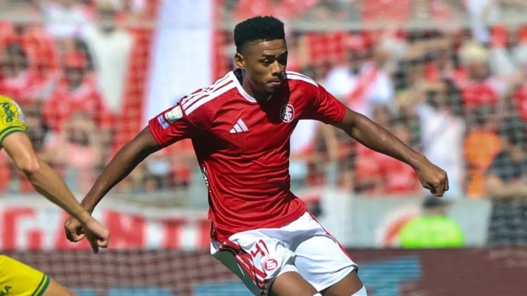 Internacional usa áudio falso do VAR em julgamento de Victor Gabriel por lance que lesionou Gabriel Pec