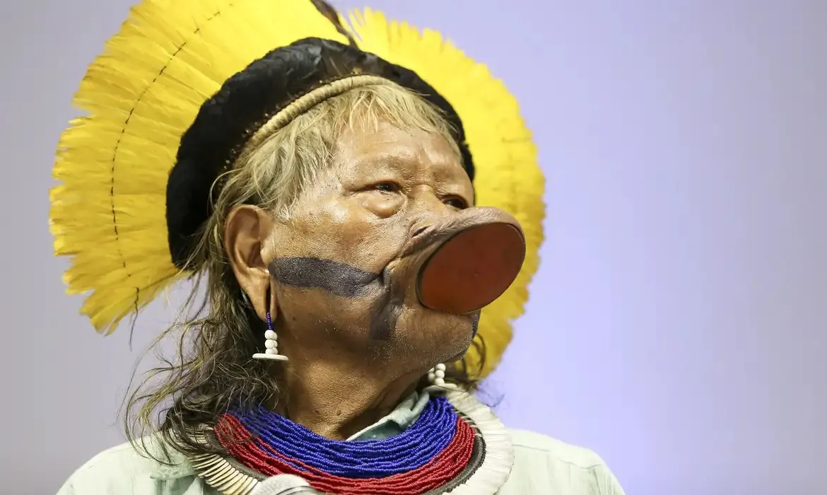 O cacique está sem febre, respira sem ajuda de ventilação mecânica e está aceitando melhor a alimentação via oral