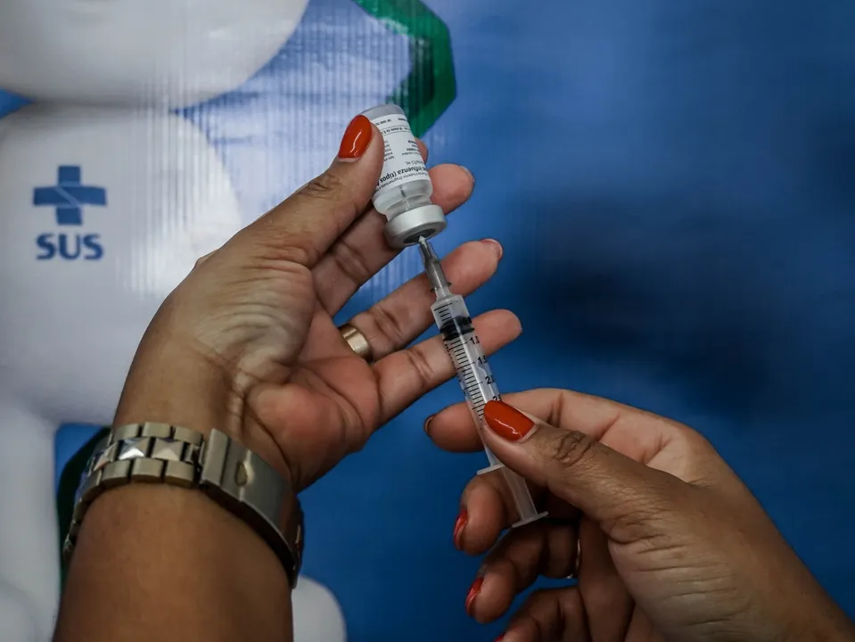 A vacina disponibilizada neste ano é do tipo trivalente, oferecendo proteção contra três cepas do vírus influenza