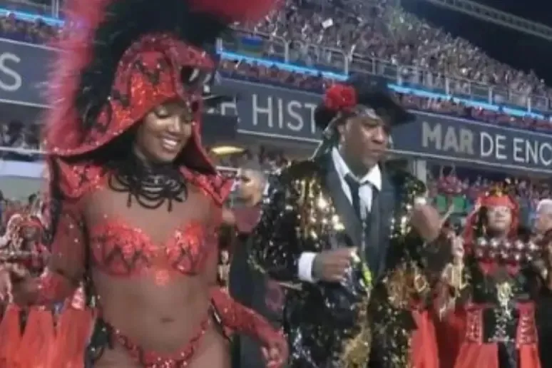 A cantora Iza, desfilou usando uma fantasia de segunda pele toda de vermelho, que lembrava o corpo de uma serpente, em referência a uma das canções do artista