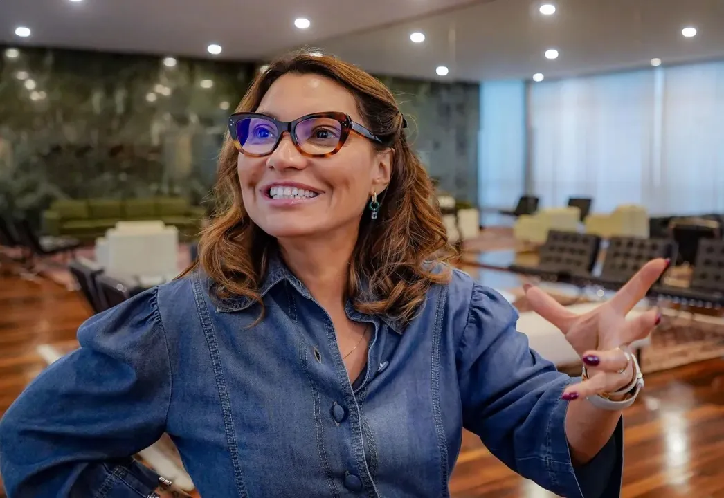 A primeira-dama compartilhou uma publicação da escola de samba com a legenda "a arte não é para covardes"