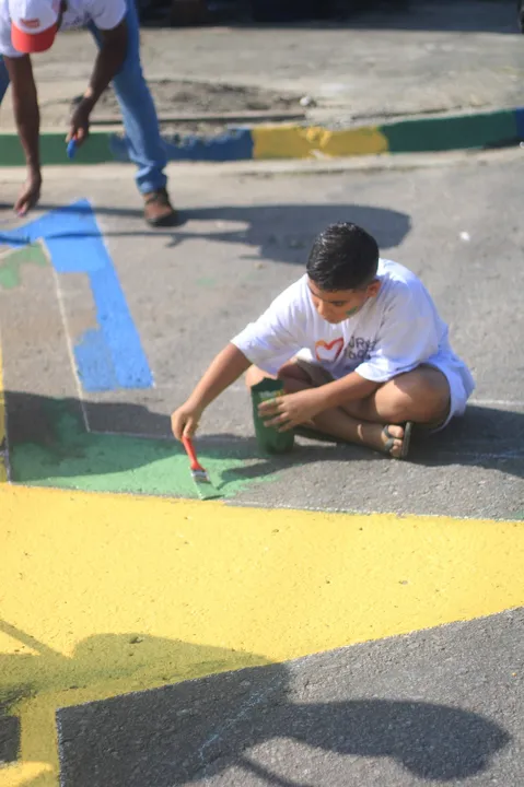 Ação comunitária reúne moradores e crianças em pintura temática no Jardim Catarina