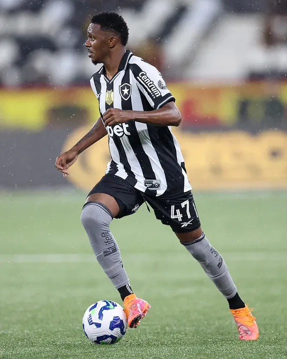 Atacante Jeffinho oscila e pode não seguir no Botafogo para a próxima temporada