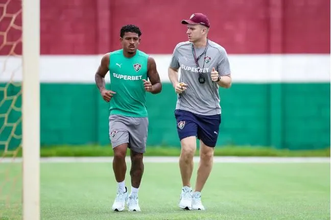 John Kennedy volta aos treinos no Flu antes do previsto