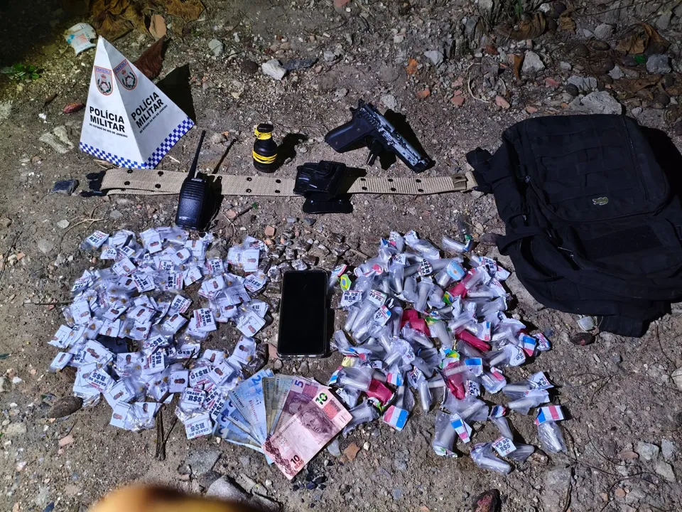 A equipe circulava pela estrada, quando recebeu informações sobre a presença de integrantes do tráfico na localidade