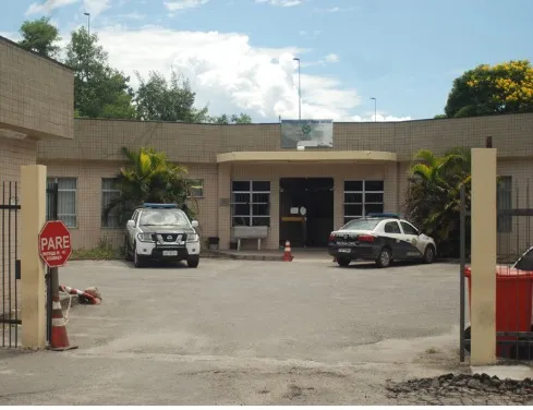 Mulher e encontrada nua e sem vida dentro de casa.