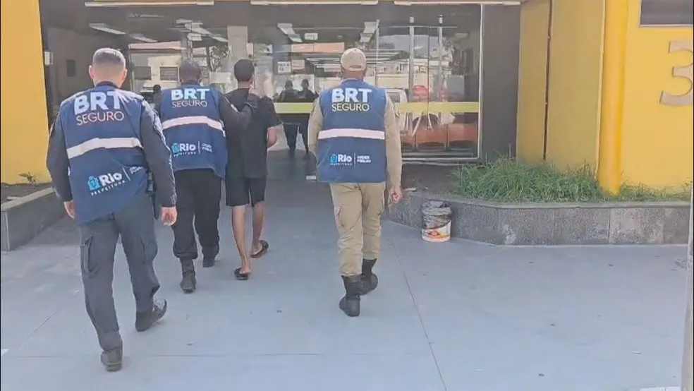 Jovens são presos por furtar cones de trânsito