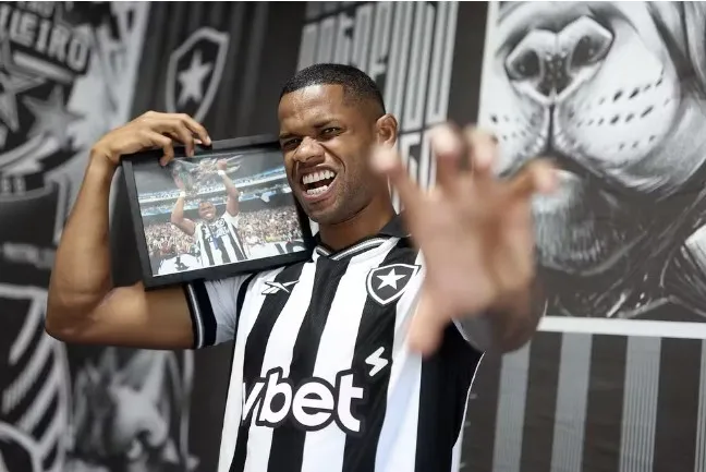 Campeão da Libertadores, Júnior Santos está de volta ao Botafogo