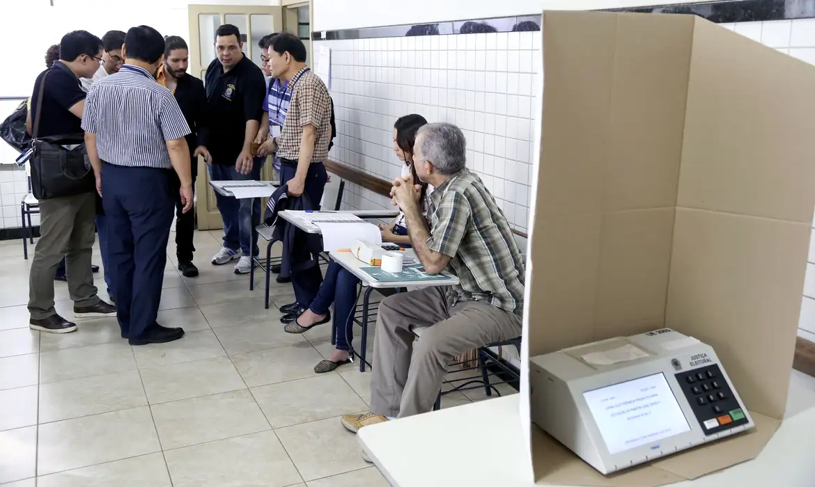 Quem for convocado para atuar como mesário pode pedir dispensa da função por meio de requerimento dirigido ao juiz eleitoral no prazo de cinco dias
