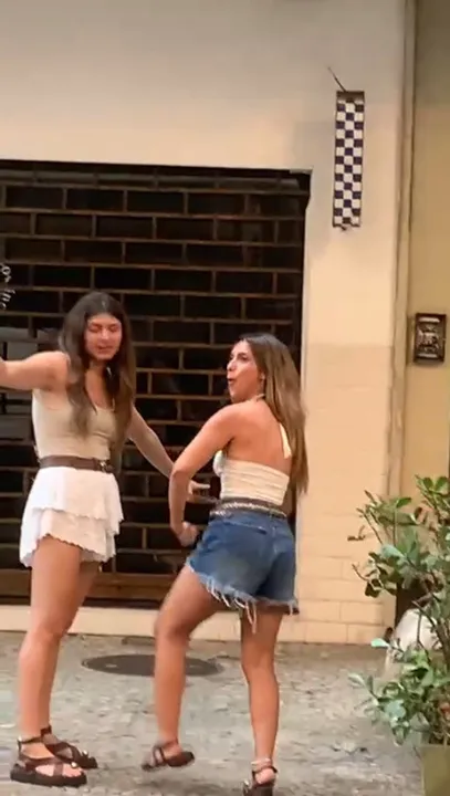 Ela dirigiu-se ao caixa do bar e o chamou de “mono” (“macaco”, em espanhol)