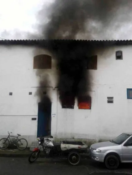 Fernando colocou o colchão em chamas atrás da porta do imóvel e o trancou com chaves, inviabilizando as chances de fuga das vítimas