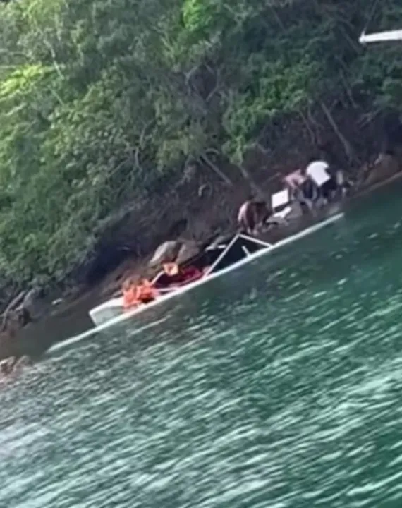 Todos os ocupantes conseguiram sair da embarcação