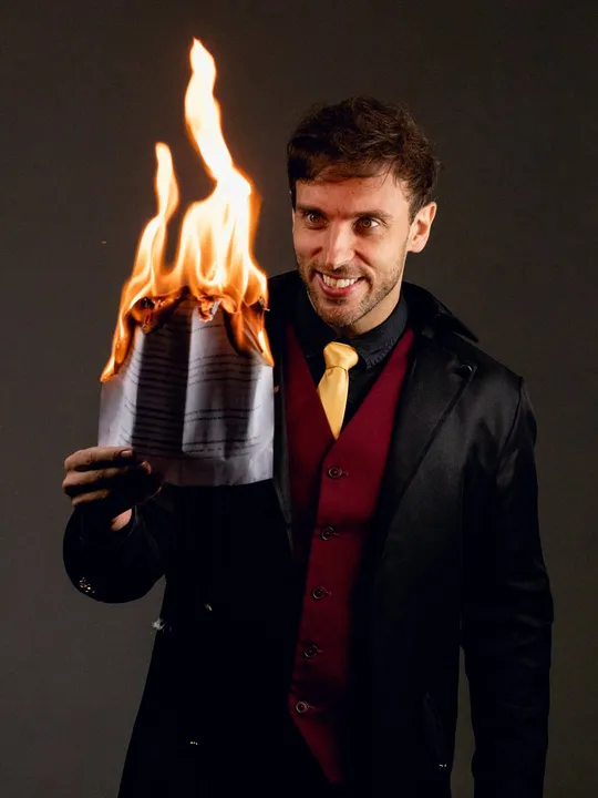 Segundo a documentação do TRF-3, a absolvição ocorreu após revisão dos argumentos apresentados pela defesa, que sustentou que o conteúdo em questão estava no campo artístico do humor